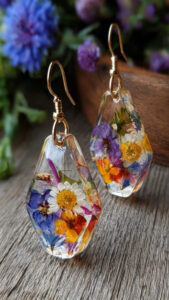 Elegantne resin naušnice sa cvjetnim detaljima