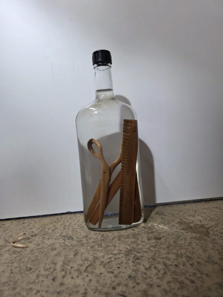 Makaze britva i češalj u flaši